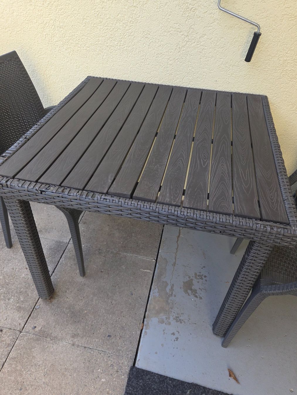 Chaises: Kunststoff Gartenstühle geflochten 2x anthrazit – D'occasion à Dänikon ZH par FicusLyrata 2