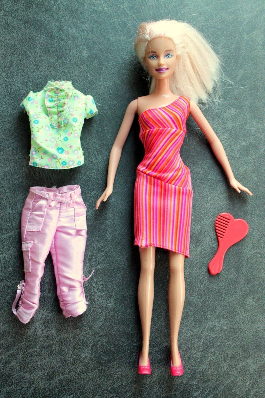 Puppen: Barbie * PUPPE mit 2 Outfits – Gebraucht aus Rebstein von Lunipu