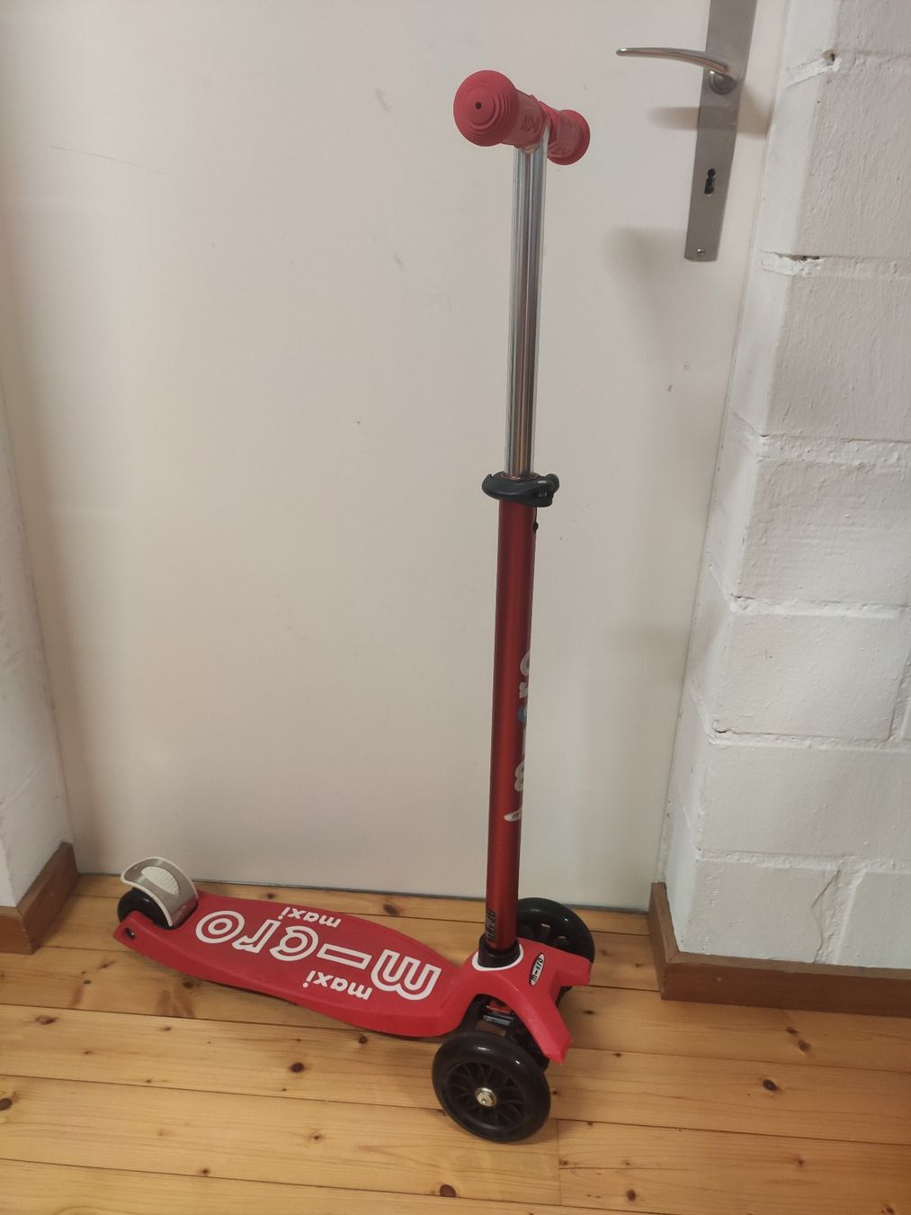 Micro Fahrzeuge für Kinder: Micro Maxi Deluxe Tretroller – Gebraucht aus Zumikon von circulate 1