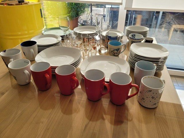 Set di piatti: Diverses Geschirr ZU VERSCHENKEN – Usato da Seon venduto da Labrador10 2