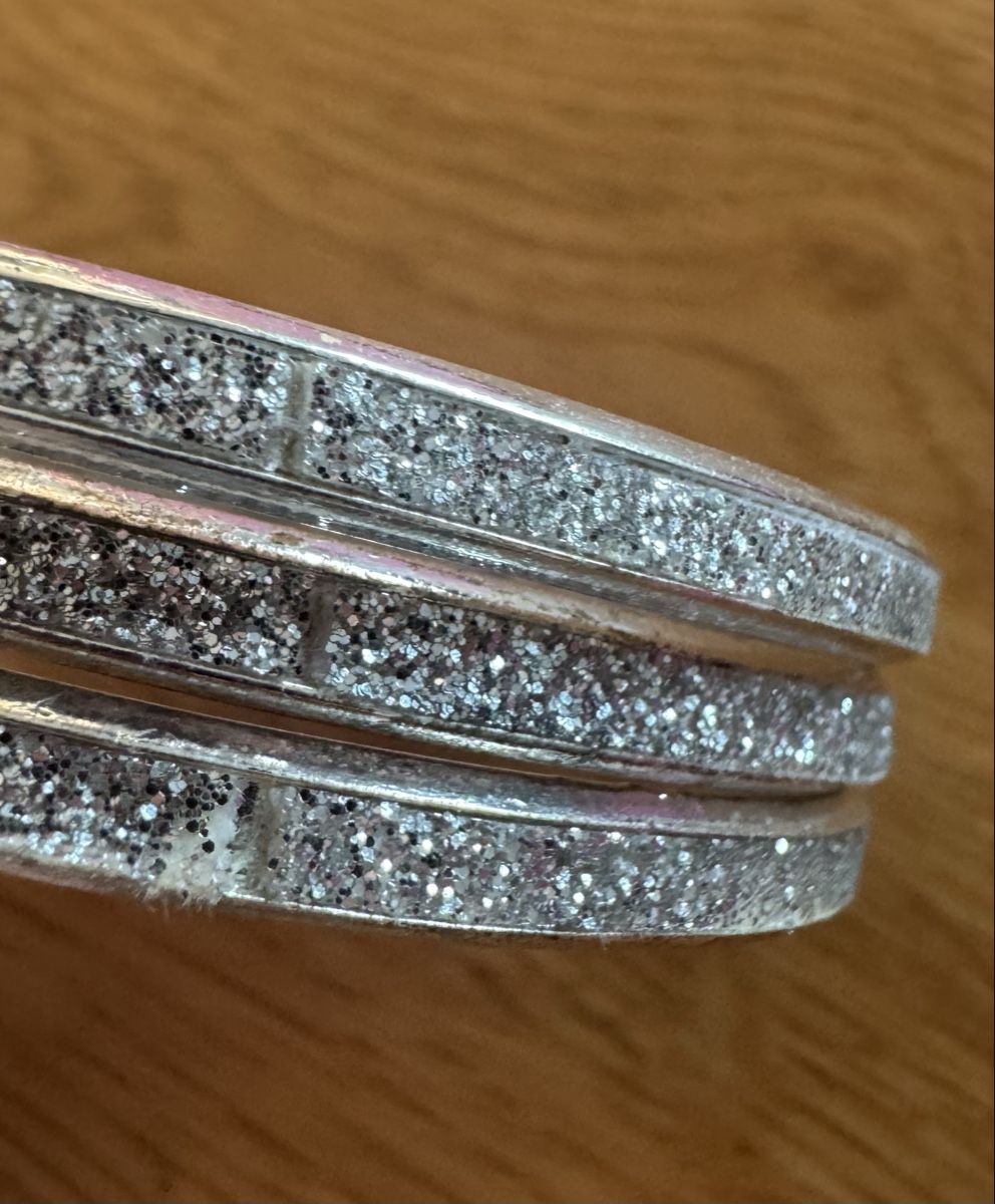 Bracelets: Silberfarbene Armreifen, 3er Set, Glitzer – D'occasion à Winkel par Schorley 4