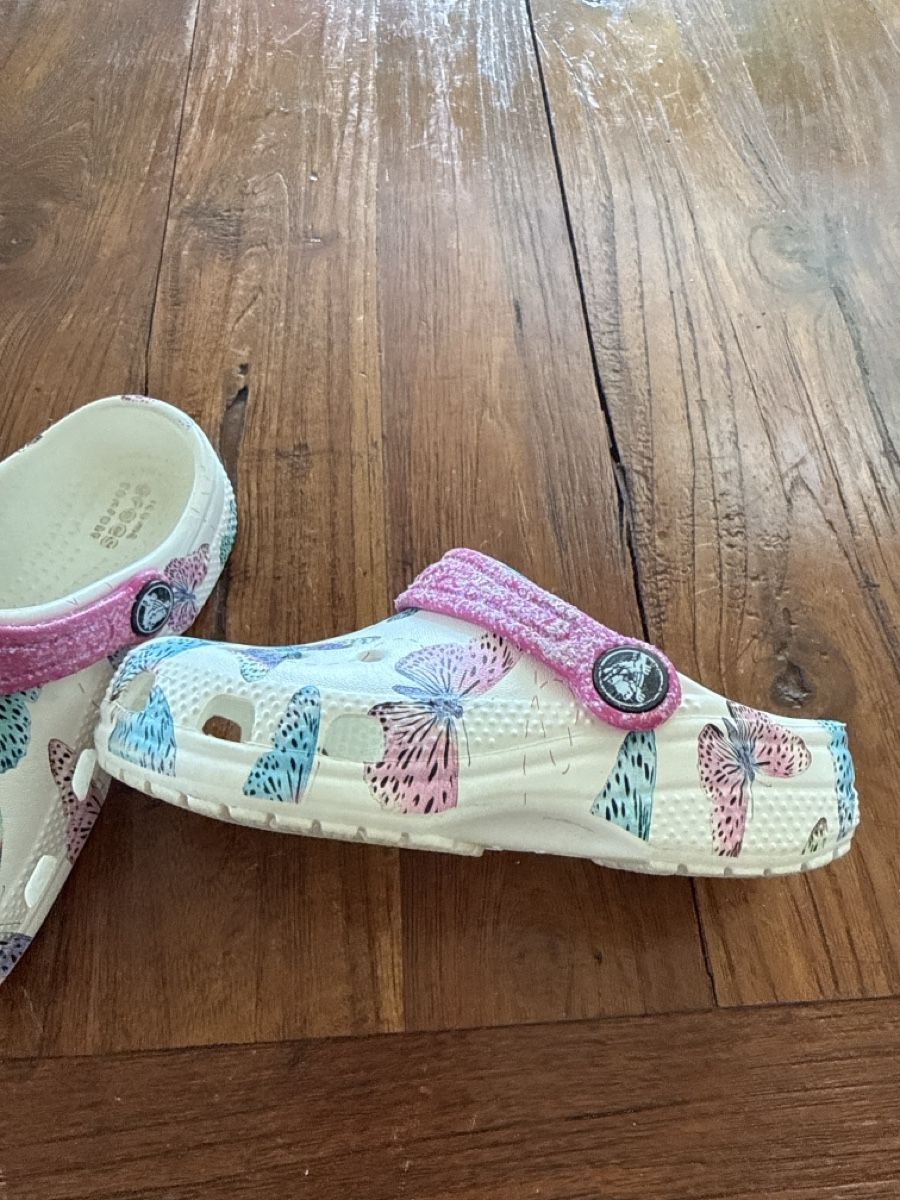 Scarpe per ragazze: Crocs Clogs Schmetterling Muster Grösse 10 gebraucht – Usato da Adlikon b. Regensdorf venduto da galaxandy 1
