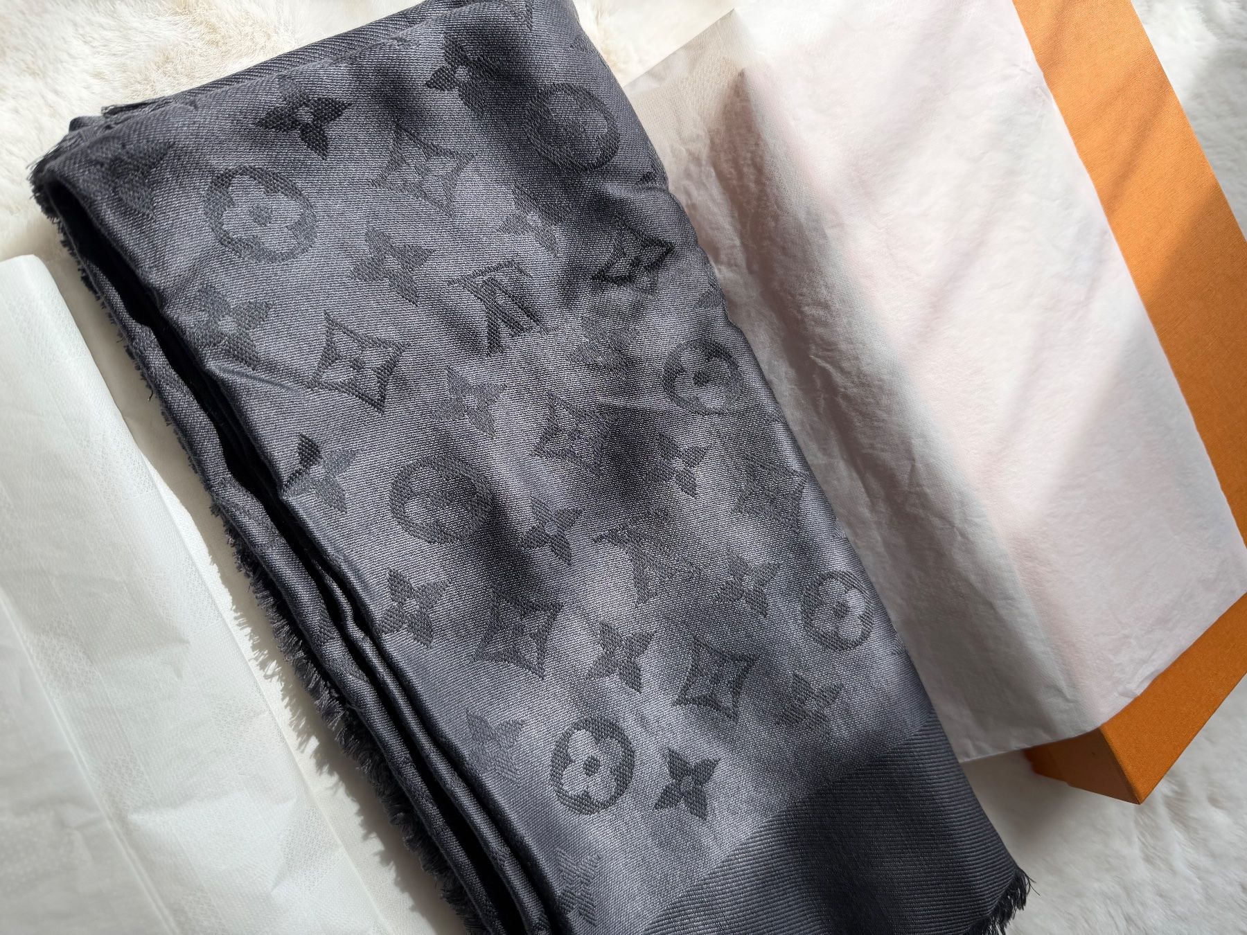 Louis Vuitton Foulards & écharpes: Louis Vouitton – D'occasion à Thalheim par Queen018 1