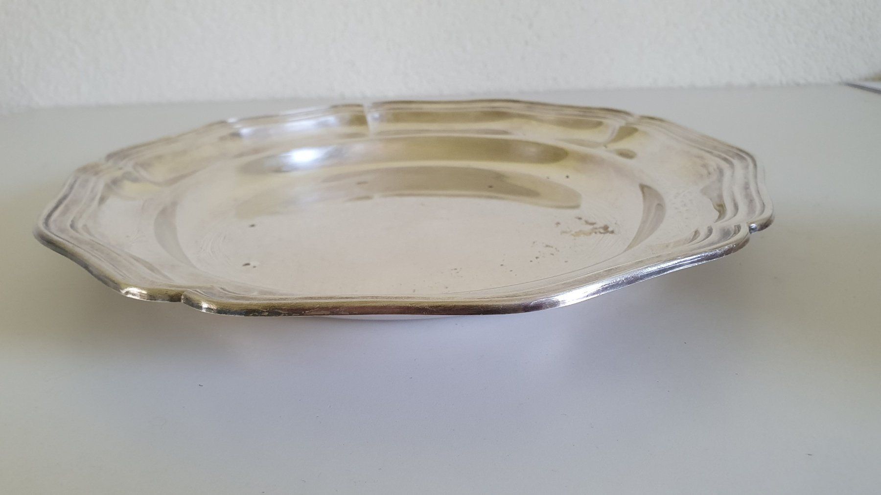 Piatti di portata: Dekorations Teller mit gewelltem Rand, Durchmesser 25cm – Usato da Giswil venduto da online-Brockenhaus 1