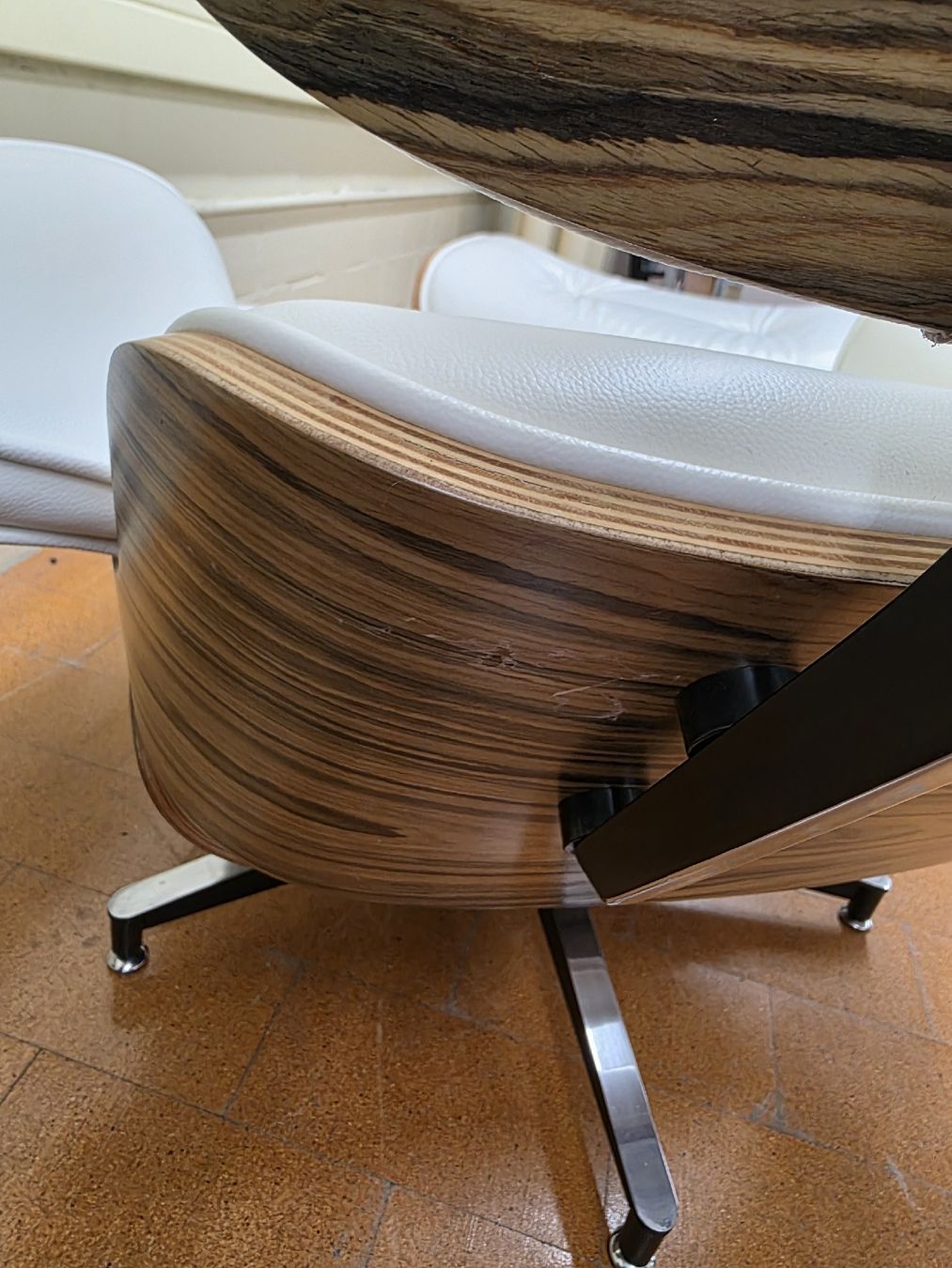 Poltrone: Designer Lounge Chair mit Ottoman Eames Leder weiss – Usato da Lichtensteig venduto da Usedinstorecom 8
