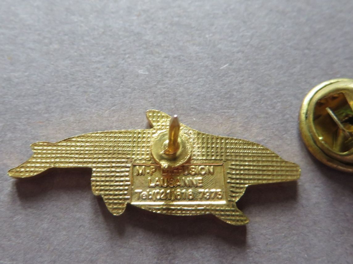 Placchette & Badge: PIN, DELPHIN MIT JUNGEM – Usato da Neuhausen venduto da luckimucki 1