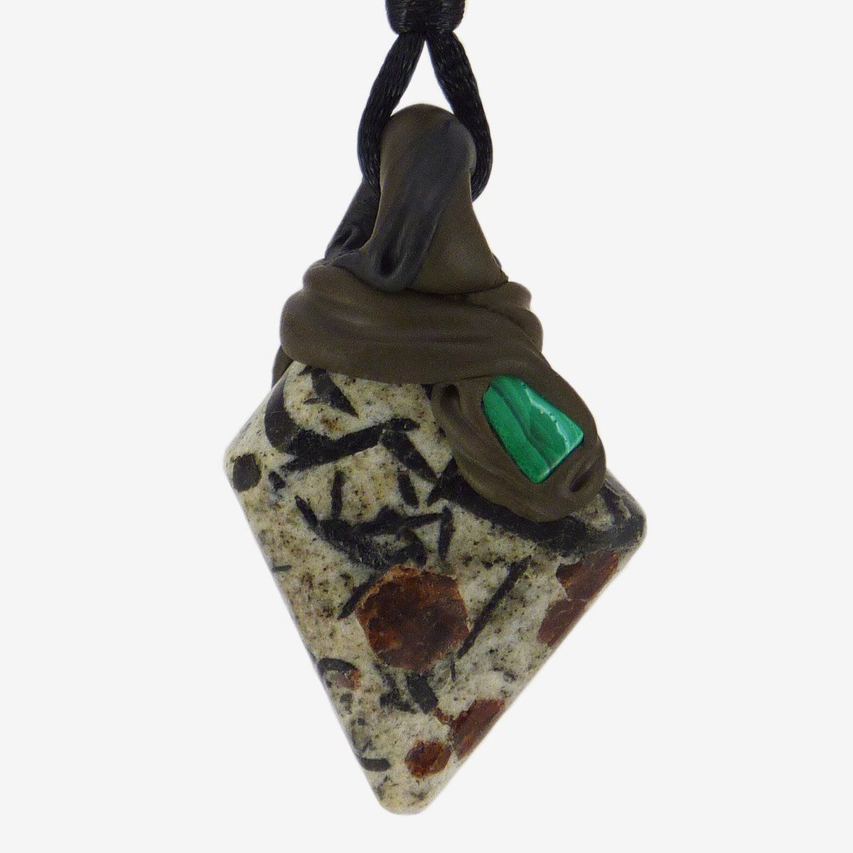 Minerali & Pietre curative: Granat in Hornblende Steinanhänger mit eingefasstem Malachit – Nuovo e nell'imballaggio originale da Meilen venduto da Kaleidoskopia
