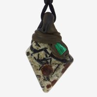 Granat in Hornblende Steinanhänger mit eingefasstem Malachit