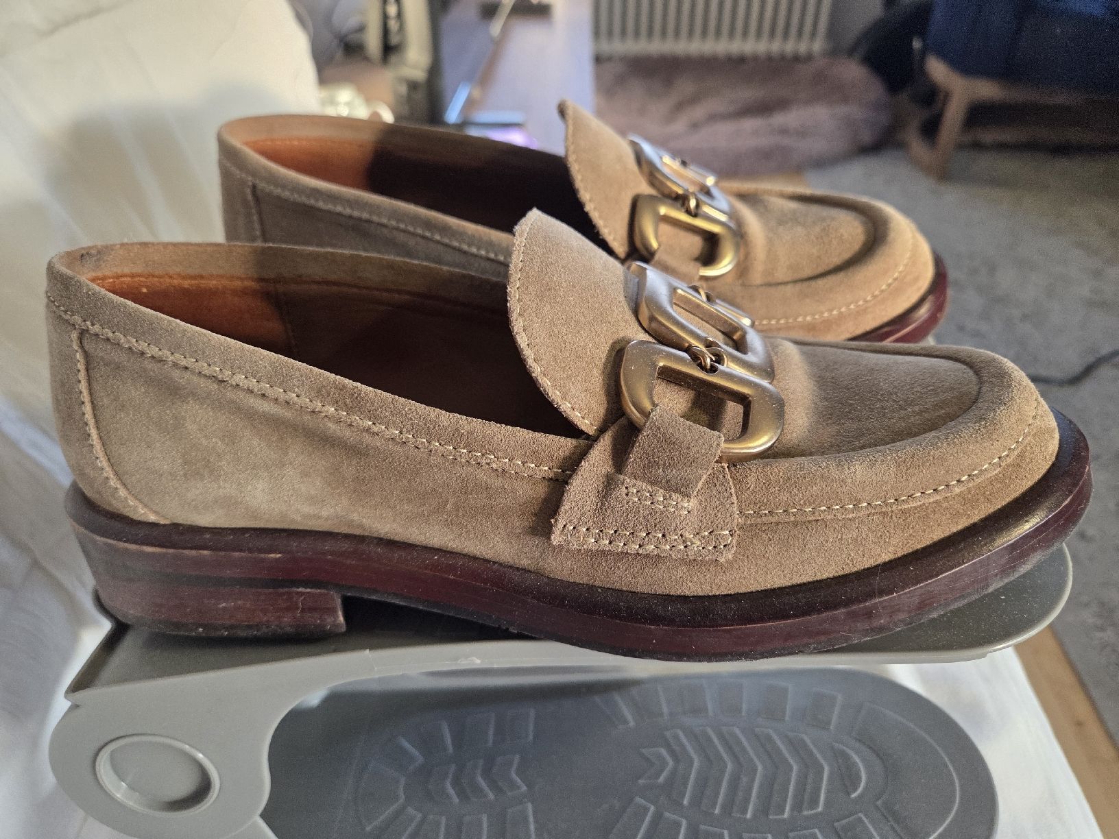 Scarpe da donna: Mocassins en daim camel avec chaîne dorée - Taille 39 – Usato da Onex venduto da dan_2nt8 2