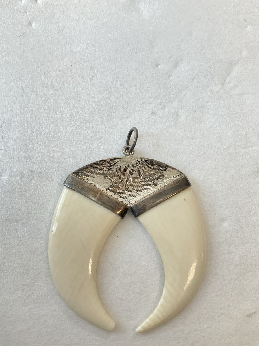 Anhänger: Pendentif double griffe de tigre   – Gebraucht aus Malleray von Robot12 3