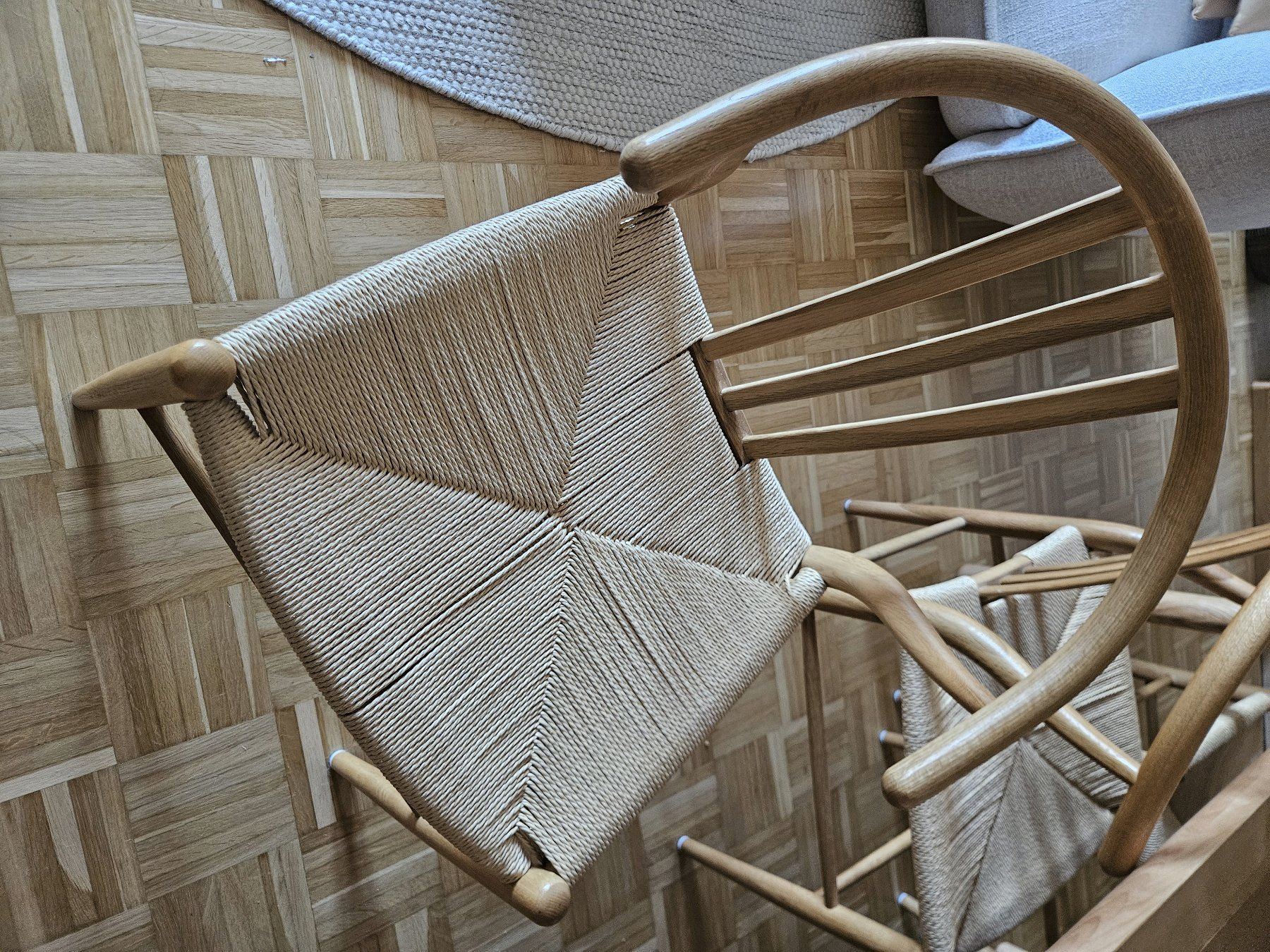 Set de table et chaises: Zuiver Esstisch + 6 Stühle, Esche und Eichenholz – D'occasion à Nuglar par mjc_cw9f 3