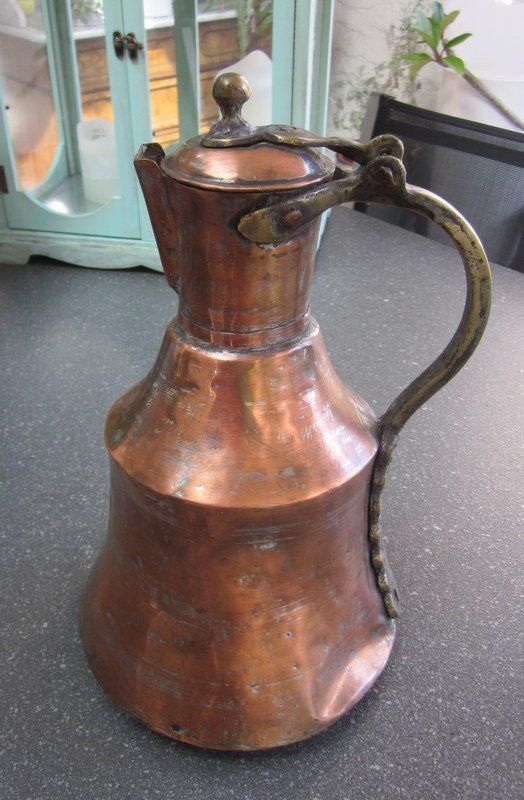 Karaffen: Antiker Kupferkrug mit Deckel und Messingriff – Gebraucht aus Bischofszell von raika 1