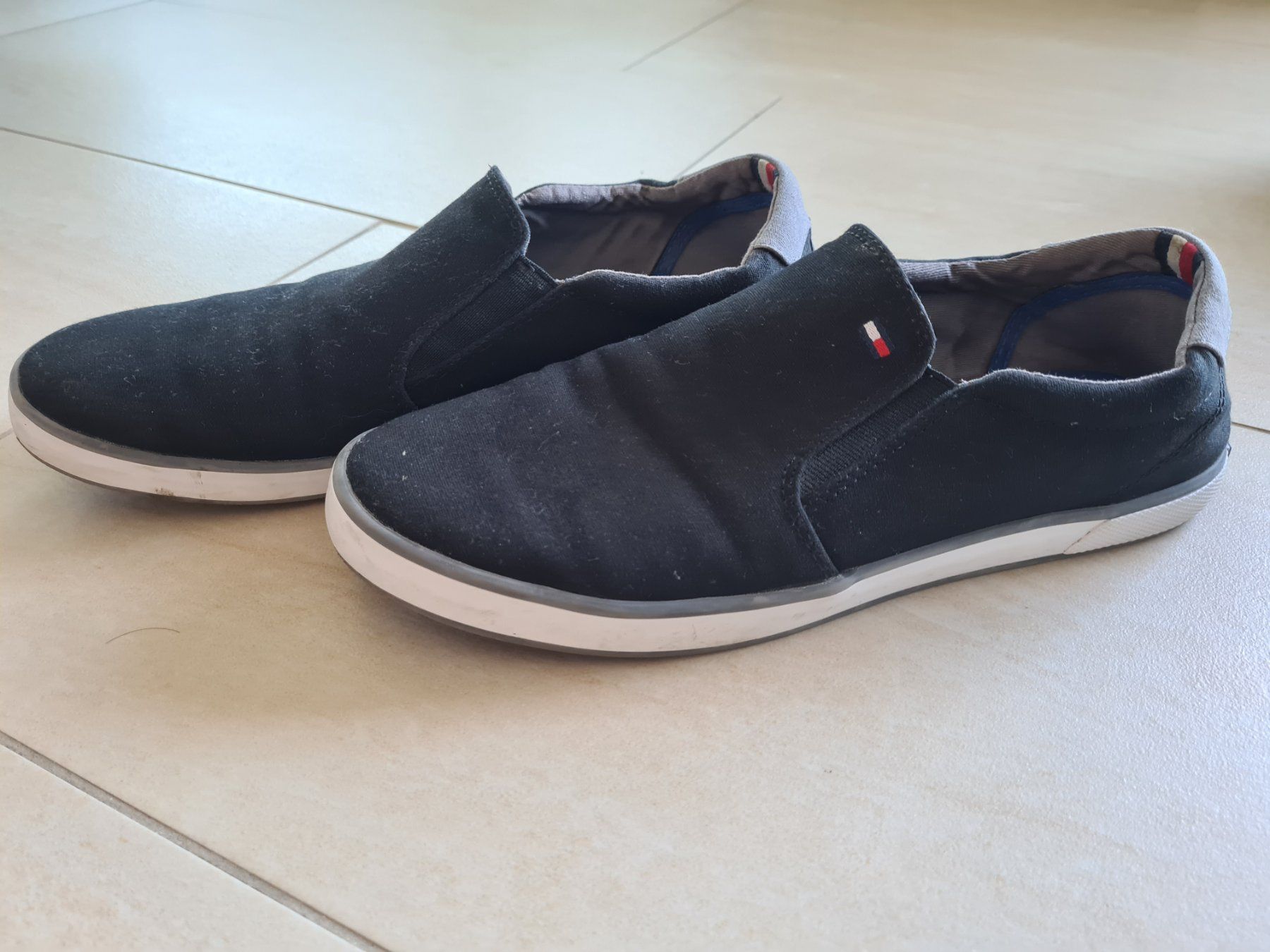 Tommy Hilfiger Chaussures hommes: Schwarze Tommy Hilfiger Slippers Gr. 41 – D'occasion à Steinhausen par aengeli07