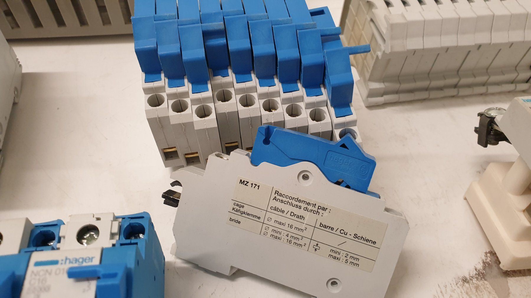 Interruttori: Grosser Posten Elektromaterial HAGER – Usato da Hinteregg venduto da Amerizium 5