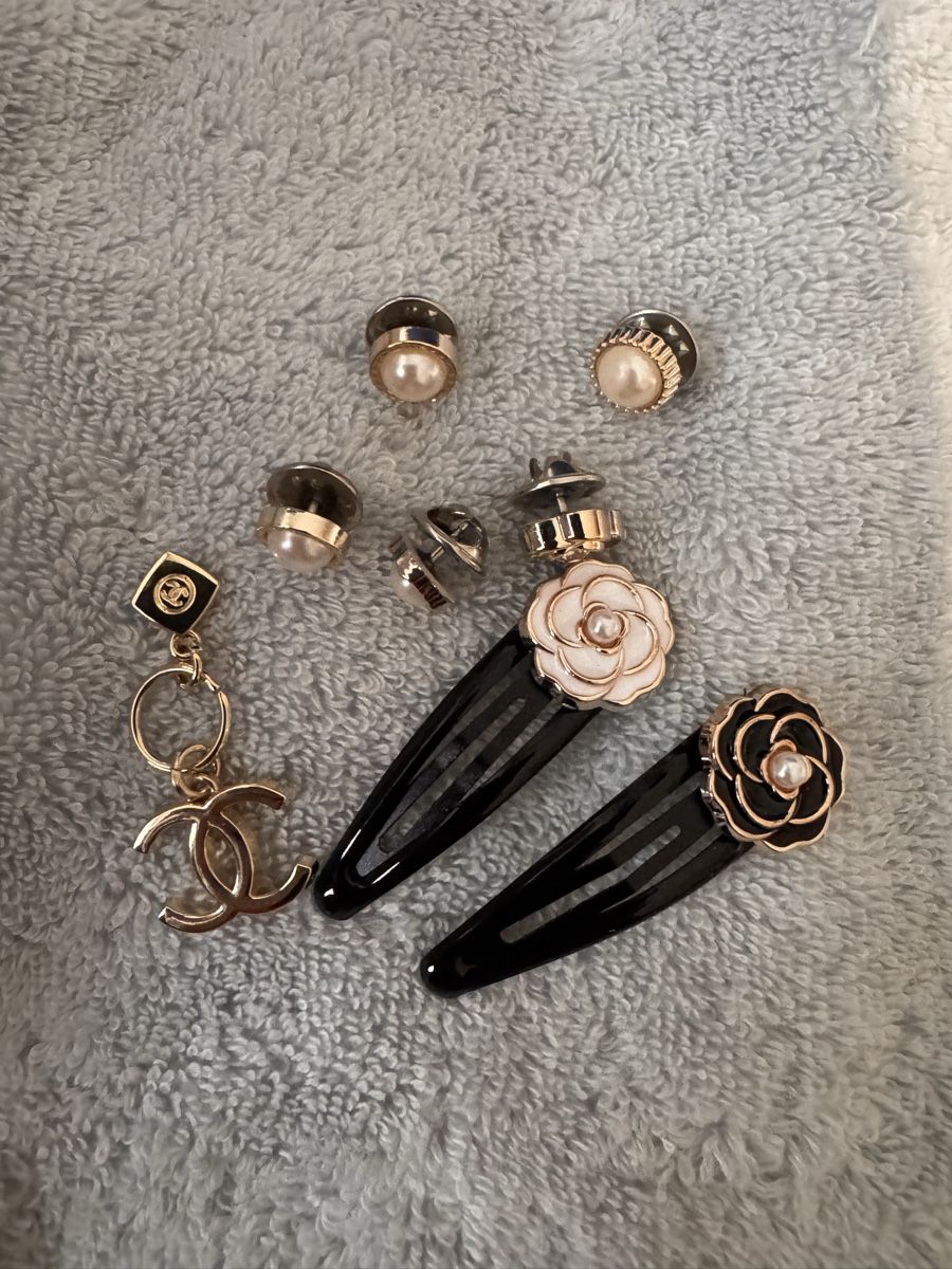 Chanel Altri gioielli: Chanel breloque, pins et barrette – Nuovo (secondo la descrizione) da Genève venduto da Allisgood 6