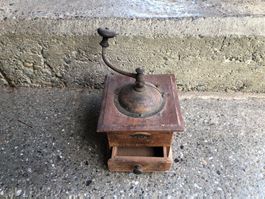 Antike Kaffeemühle, Handkaffeemühle, Retro Küche