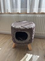 Katzenhöhle braun auf Holzbeinen guter Zustand