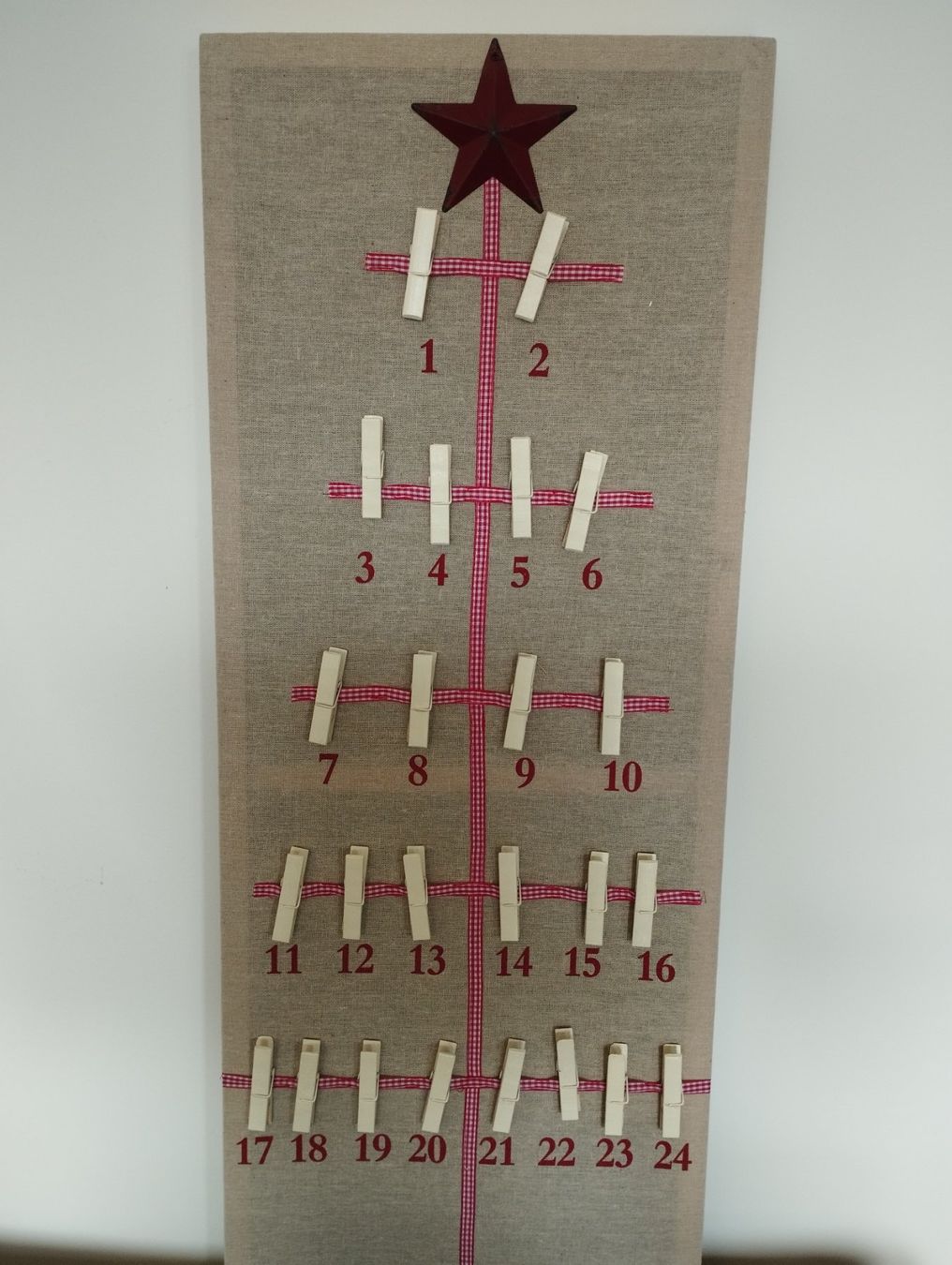 Calendari: Adventskalender mit Holzklammern – Nuovo (secondo la descrizione) da Bonstetten venduto da SurpriseShop