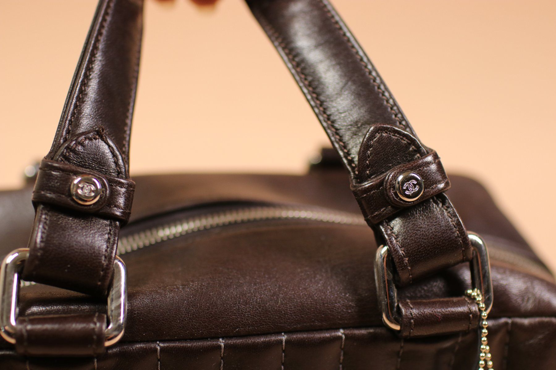 Chanel Borse da donna: RARE 2005 CHANEL Brown Leather Bowling Small handbag – Usato da Hombrechtikon venduto da BAZ-Vintage 8