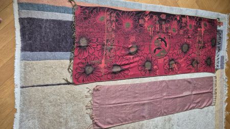 Lot de 3 foulards bleu, rouge et rose en bon état