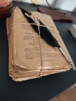 Vintage Buchseiten mit Feder – Dekorationsobjekt Antik
