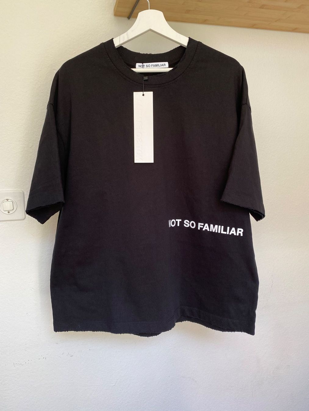 T-shirt: NOT SO FAMILIAR T-shirt – Nuovo e nell'imballaggio originale da Biel/Bienne venduto da Sommer_17 6