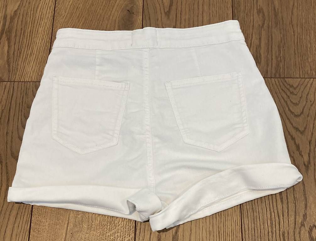Hosen: Weisse Denin Shorts Grösse 36 – Gebraucht aus Bellach von lia_26tj 2