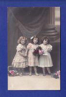 ENFANT - Jeunes filles et fleurs