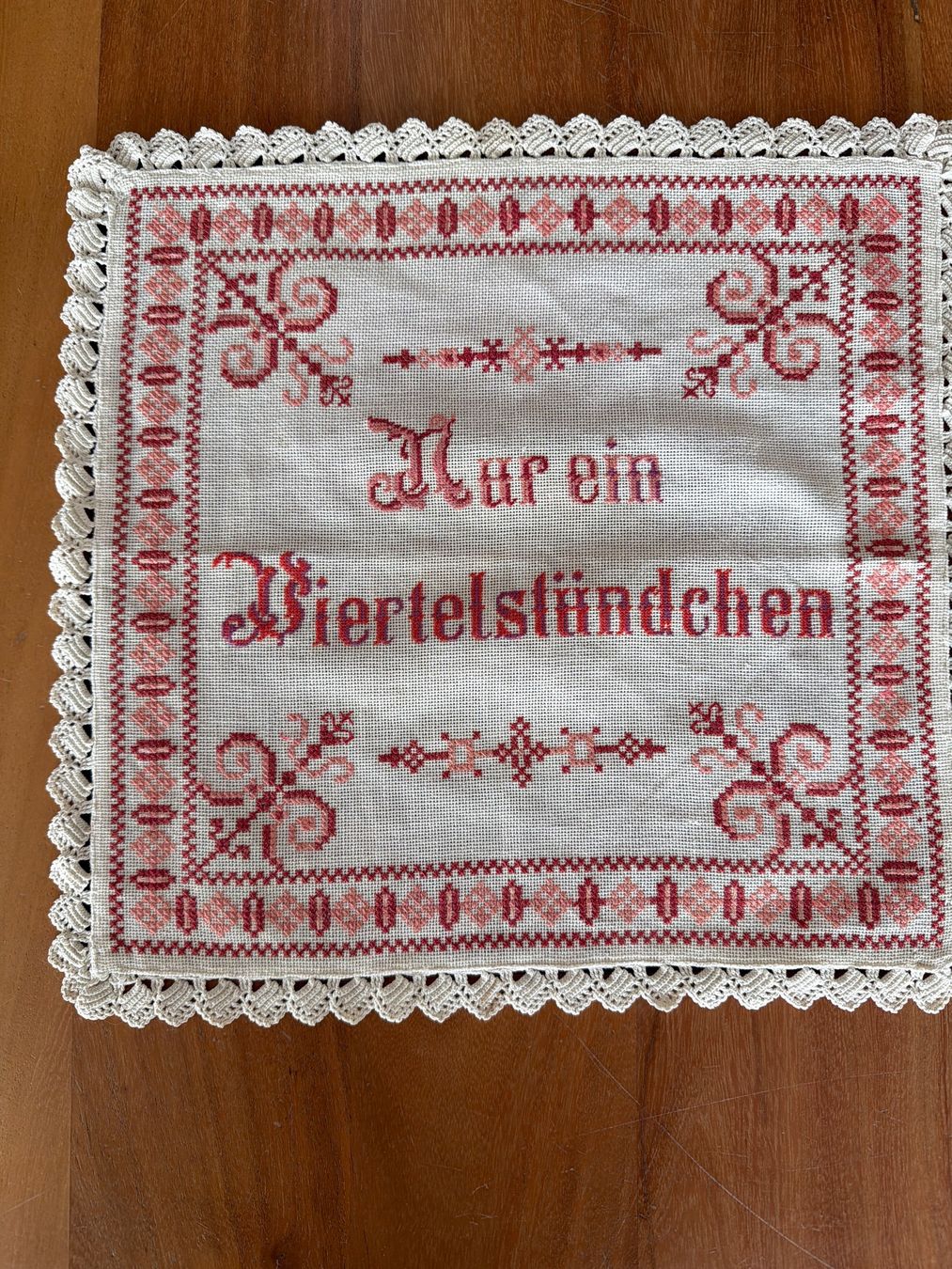 Alle Dekorationen: Handgesticktes Deckchen "Nur ein Viertelstündchen" – Gebraucht aus Bülach von Jackybabue