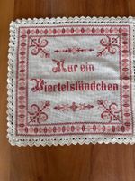 Handgesticktes Deckchen "Nur ein Viertelstündchen"