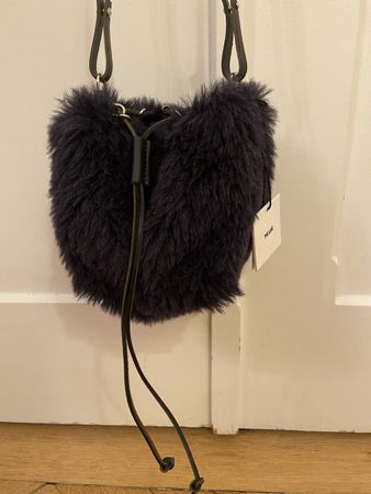 Beuteltasche von MUUN, mit Kunstfell, Lederhenkeln, neu