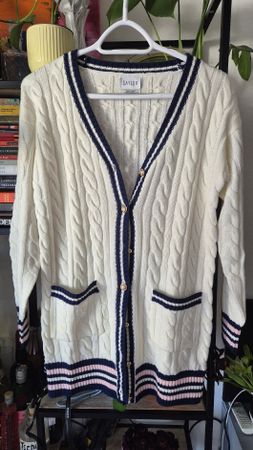 ​SAYLOR Strickjacke im College-Stil – Ungetragen