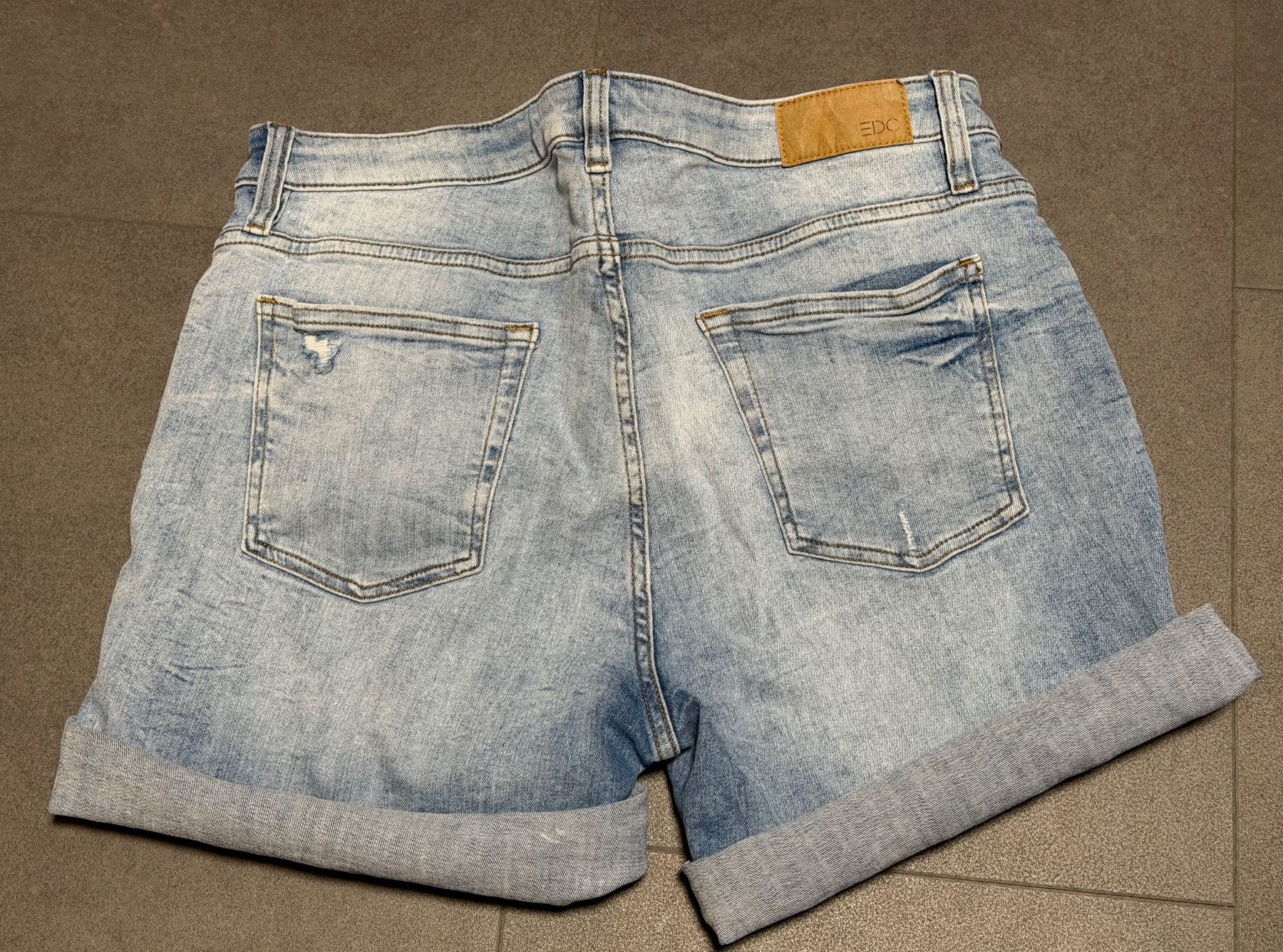 Jeans: EDC Jeans Shorts, helle Waschung, Gr. 33 – Usato da Münchenbuchsee venduto da dumle 2