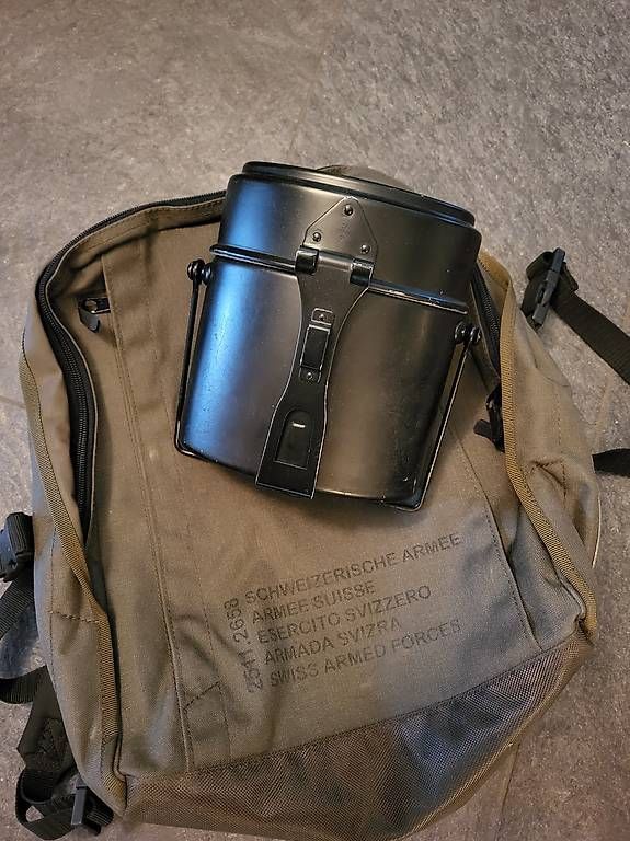 Schweizer Armee Zaini: Swiss Military Rucksack mit Gamelle – Usato da Oberglatt ZH venduto da watchkurt