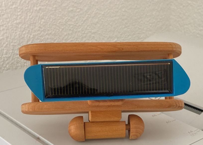 Jouets: Holzflugzeug mit Solarpanel – D'occasion à Wagenhausen par FrauLang 2