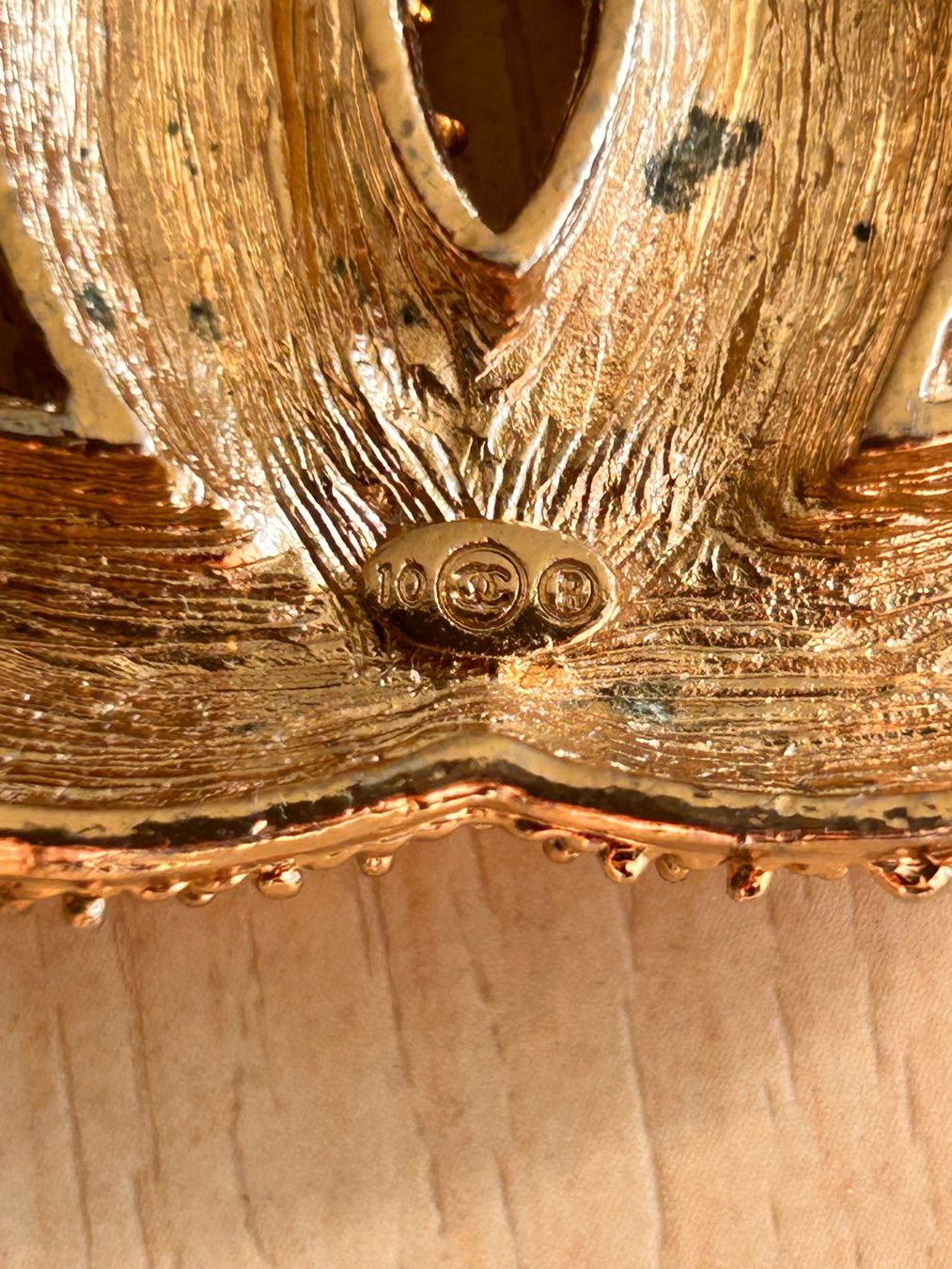 Chanel Broches & Aiguilles: Chanel Brosche Logo goldfarben Perlen gebraucht – D'occasion à Hirzel par ver_rxz8 3