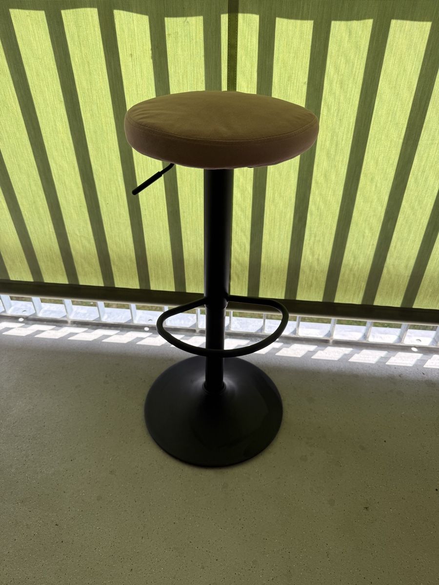 Tabourets: Adjustable Bar Stool, PinkSeat, Black Base, Great Condition! – D'occasion à Zürich par wil_2sm9