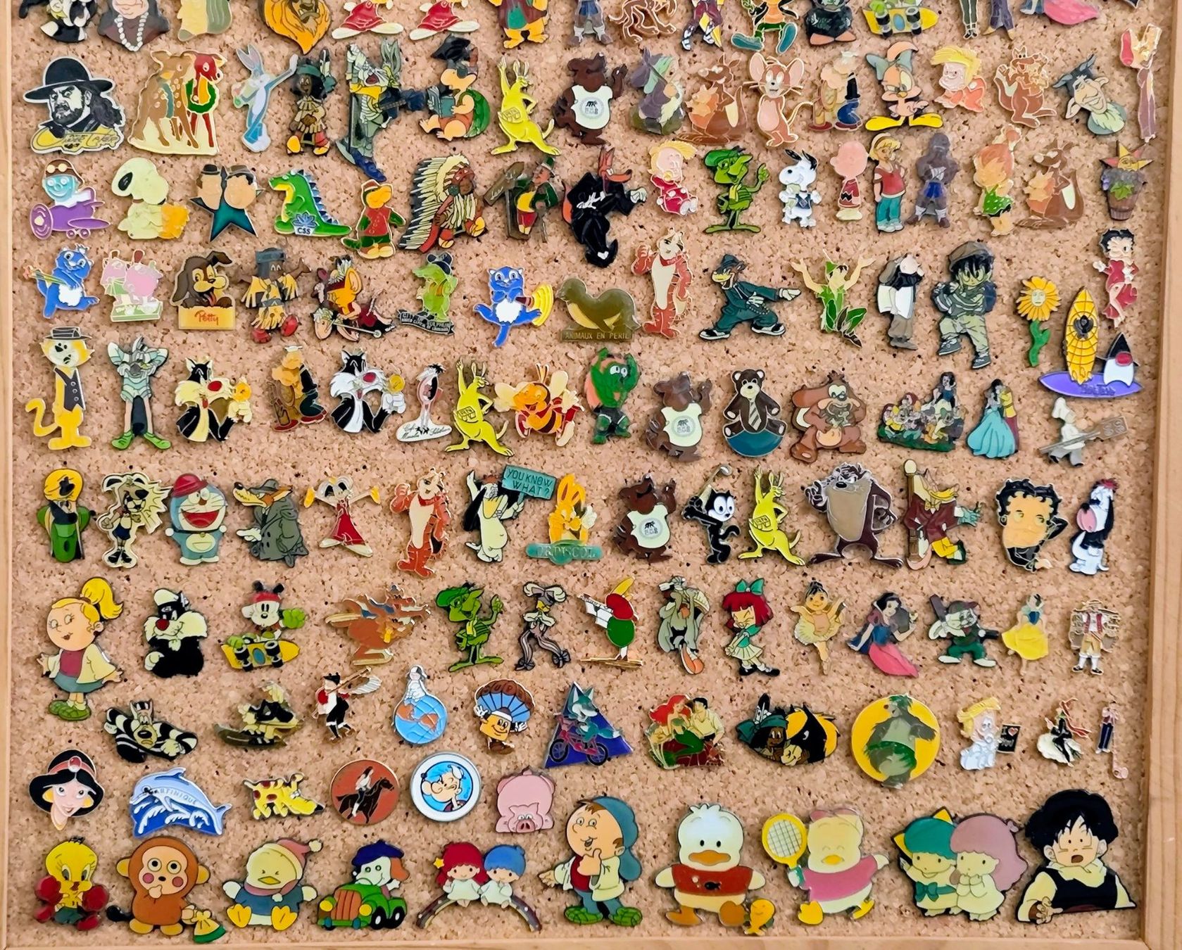 Placchette & Badge: über 250 Comics Pins mit Pinwand – Usato da Pfäffikon ZH venduto da Colacity 2