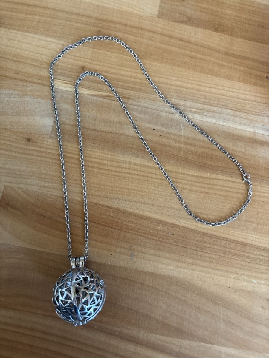 Ketten: Kette mit Kugel-käfig Anhänger / Modeschmuck – Gebraucht aus Rümlang von Sambas19