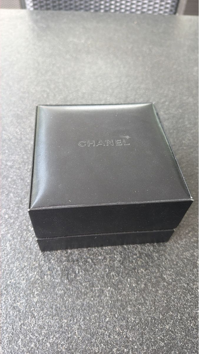 Coffrets à bijoux: Schmuckschatulle Chanel schwarz mit Prägung – D'occasion à Adligenswil par goverla11