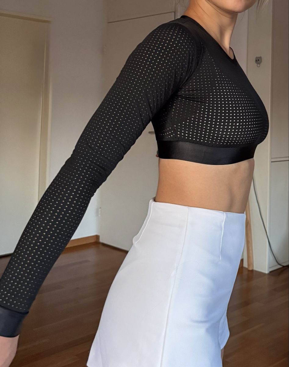 Top: Athletic Black Mesh Crop Top Long Sleeve - Size S – Nuovo (secondo la descrizione) da Zürich venduto da eli_t8nw 2