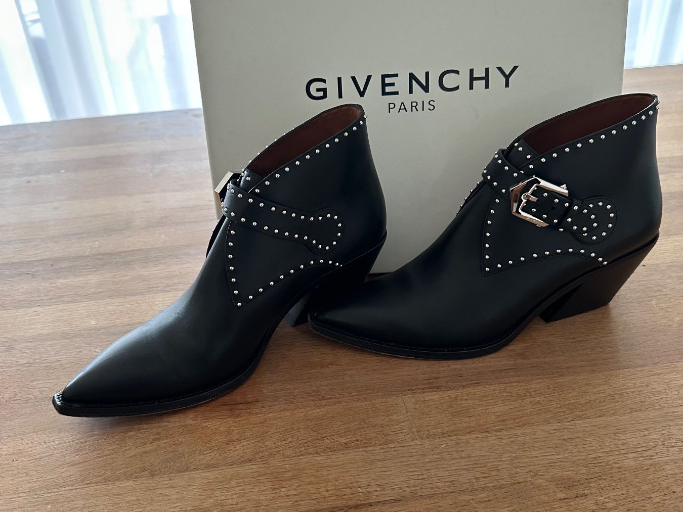 Givenchy Scarpe da donna: Givenchy Stiefeletten/Gr 39 – Usato da Hausen am Albis venduto da Mwtraining 1