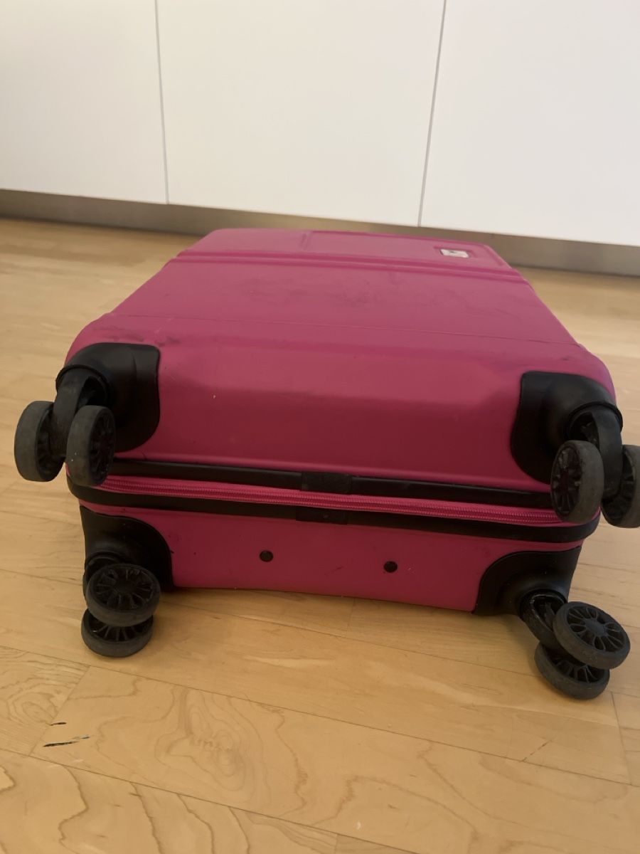 Valigie: Kleinerer Hard Shell Koffer in Pink – Usato da Wädenswil venduto da mic_rg7y 5