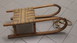 ÄLTERER *HOLZ - SCHLITTEN* MIT ZUGBAND/CA. 30 X 68/H 22CM/ST