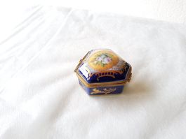 Ancienne petite boite en porcelaine de Limoges