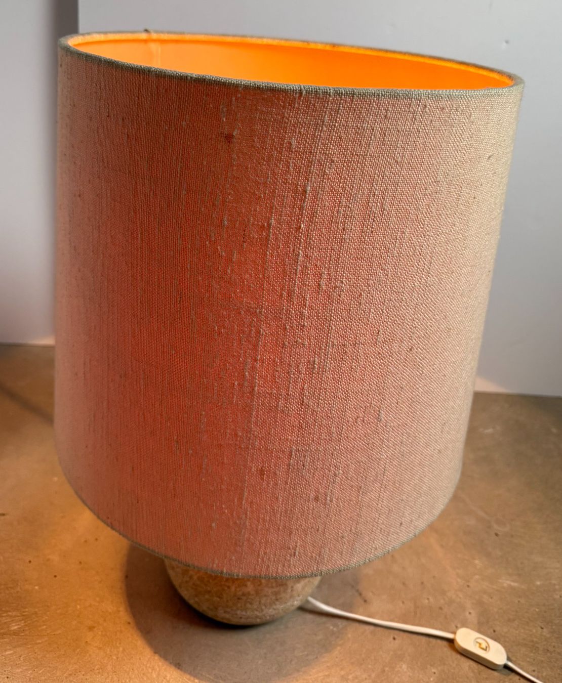 Lampade: Brutalistische Tischleuchte mit Steinsockel – Usato da Schinznach-Dorf venduto da mix 3