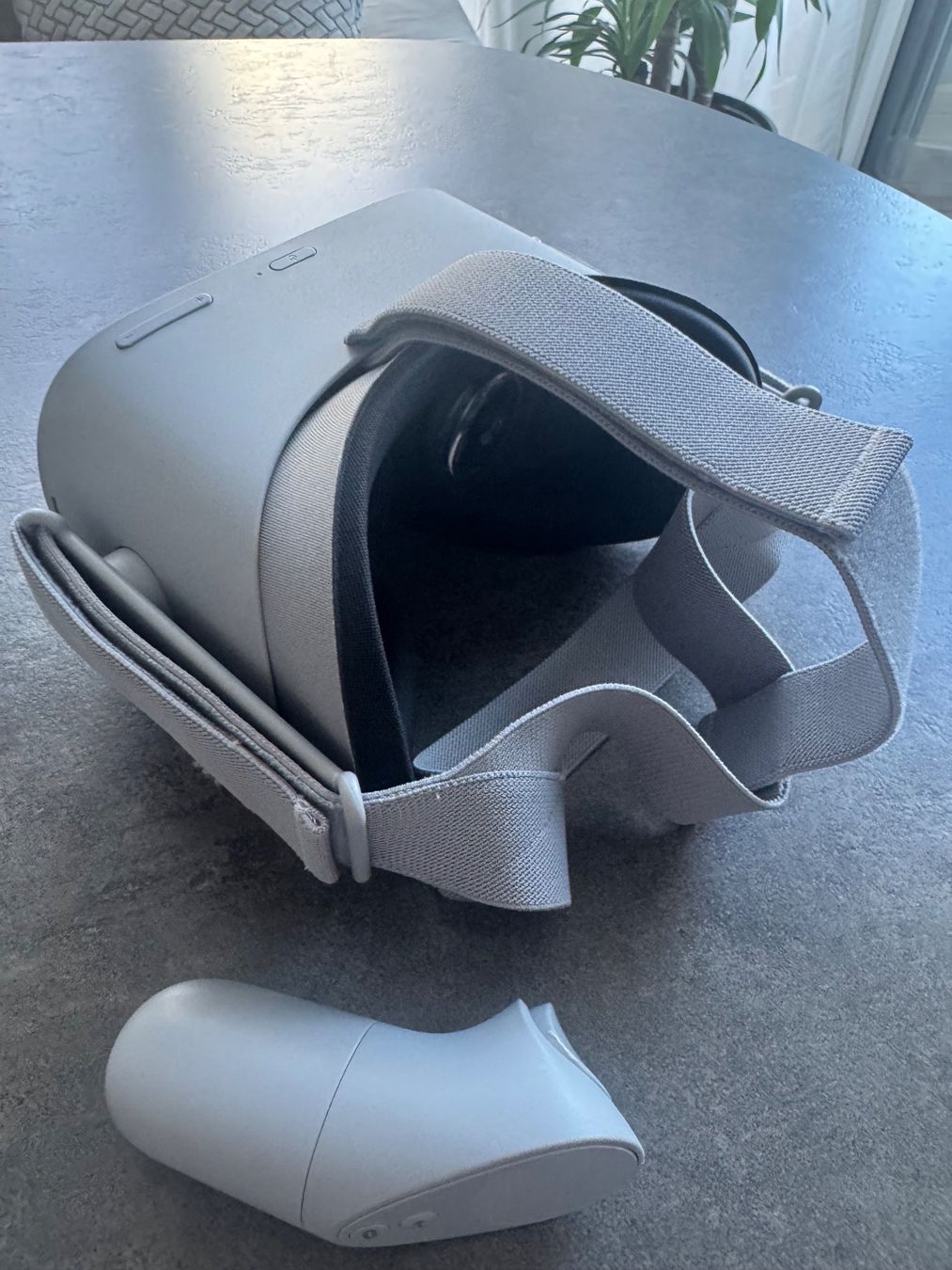VR Brille: VR-Headset Oculus Go mit 1 Controller gebraucht – Defekt aus Hirzel von Ivan310585 1