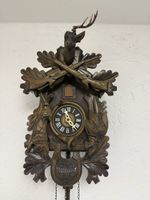 Orologio a cucù in legno con cervo, difetto al corno