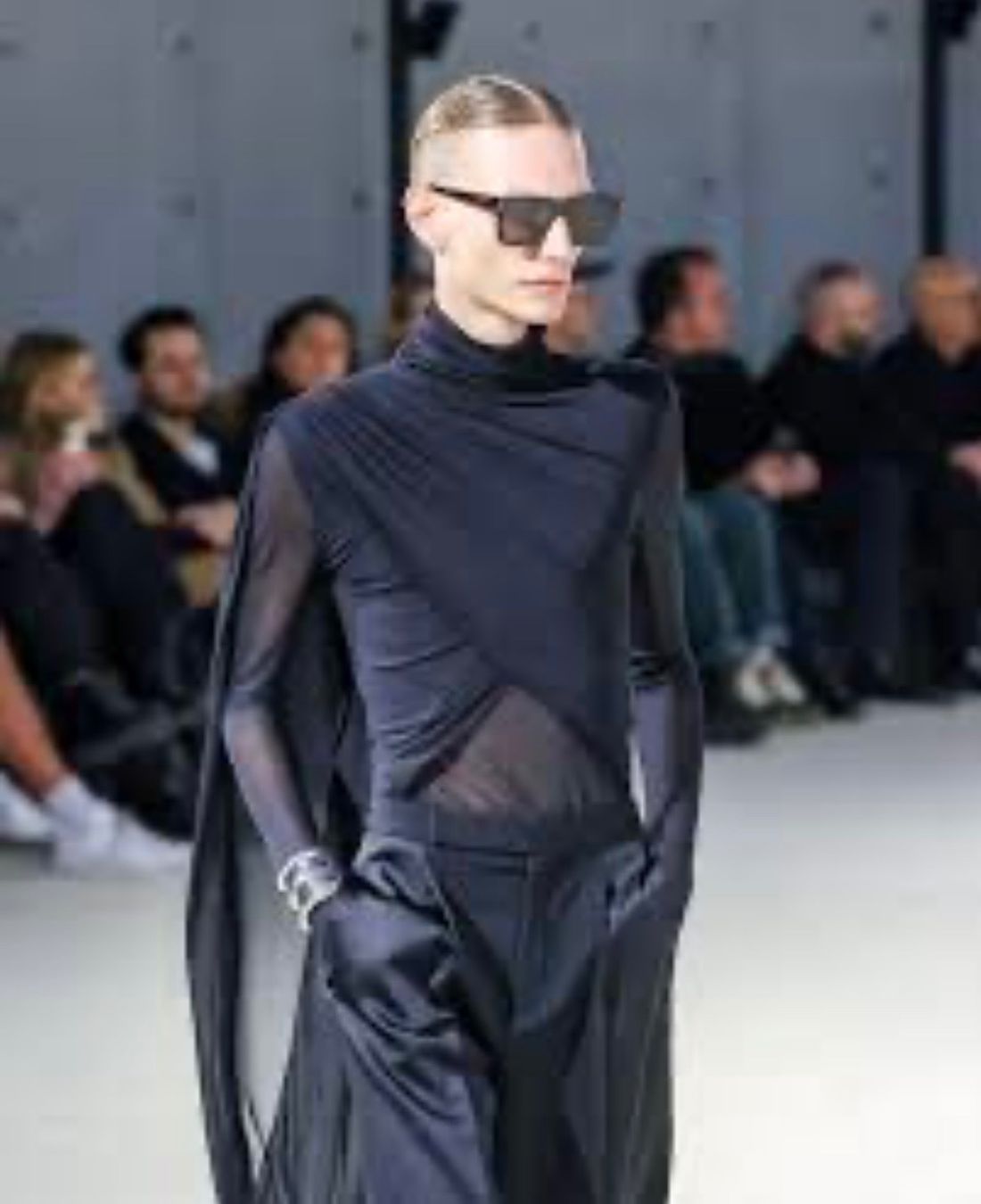 Saint Laurent T-shirt: Saint Laurent, Top avec traîne – Nuovo (secondo la descrizione) da Genève venduto da dachaw 1