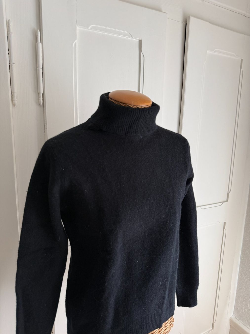 Uniqlo Pullover & Sweatshirts: UNIQLO - Wollpullover schwarz mit Rollkragen S – Gebraucht aus Zürich von Diazaio 1